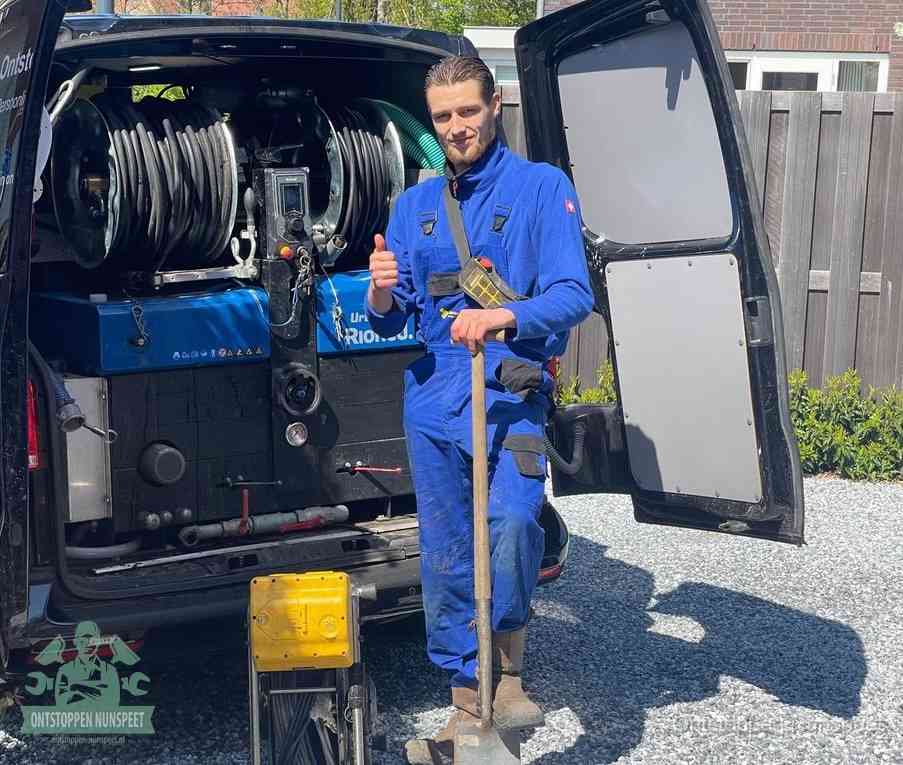 Een monteur met gereedschapsriem en klembord, klaar om een transparant vast tarief te geven voor het ontstoppen in Nunspeet