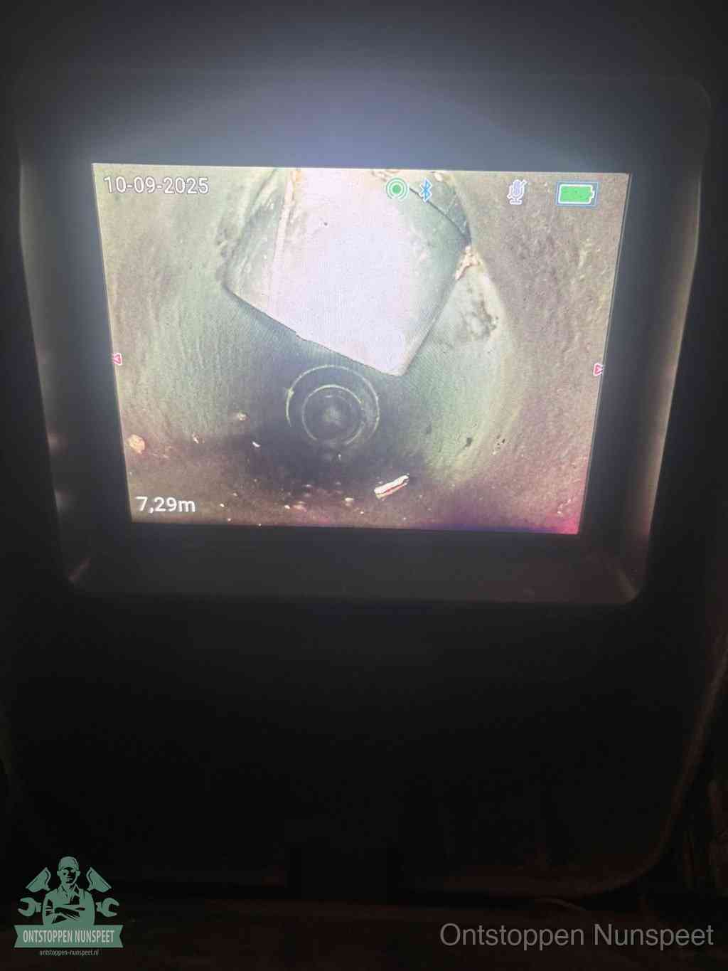 Het scherm van een rioolinspectiecamera toont de binnenkant van de leiding, eerst vaststellen waar de verstopping zit in Nunspeet