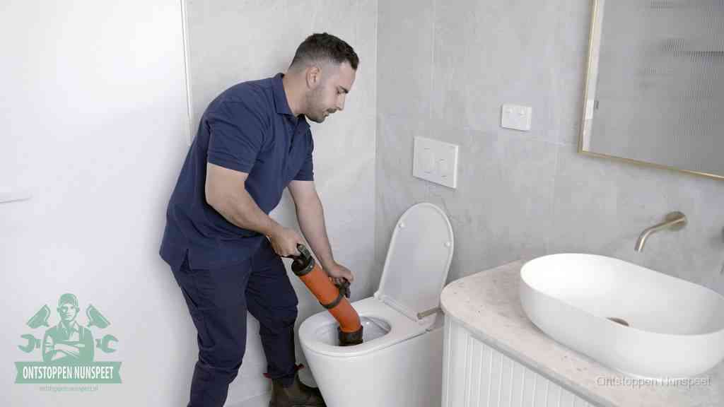 Een wc wordt met een handmatige ontstopper losgepompt, een verstopt toilet zelf ontstoppen met huismiddelen in Nunspeet